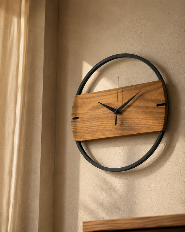 Detailansicht einer lautlosen Wanduhr mit Holzstruktur im ruhigen Wohnraum